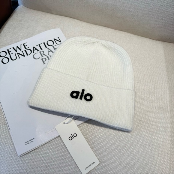 Alo White Beanie - Picture 1 of 7